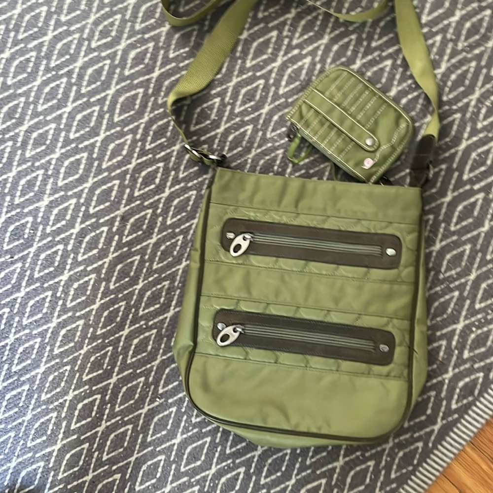 Mosey long strap, multi pockets and zippers. 18 plastic rehabilitated